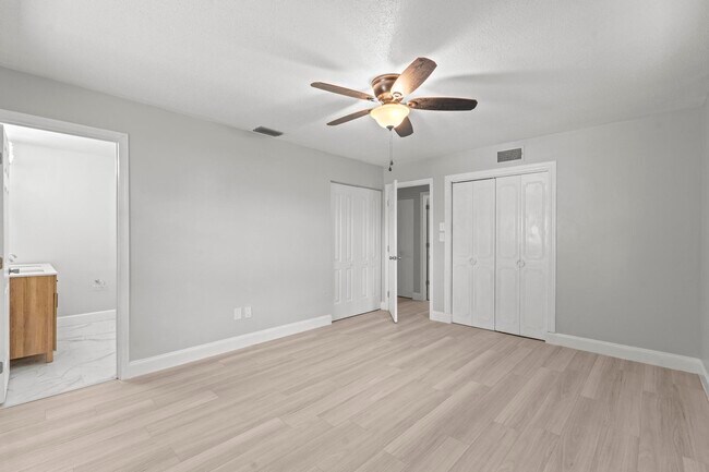 Building Photo - 534 E Del Monte Ave
