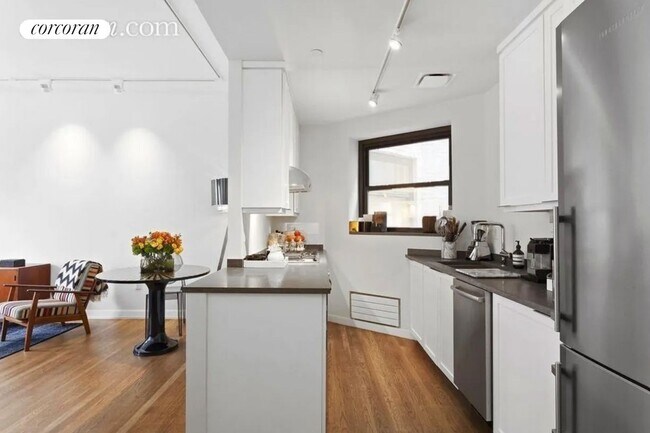 Building Photo - 422 W 20th St
