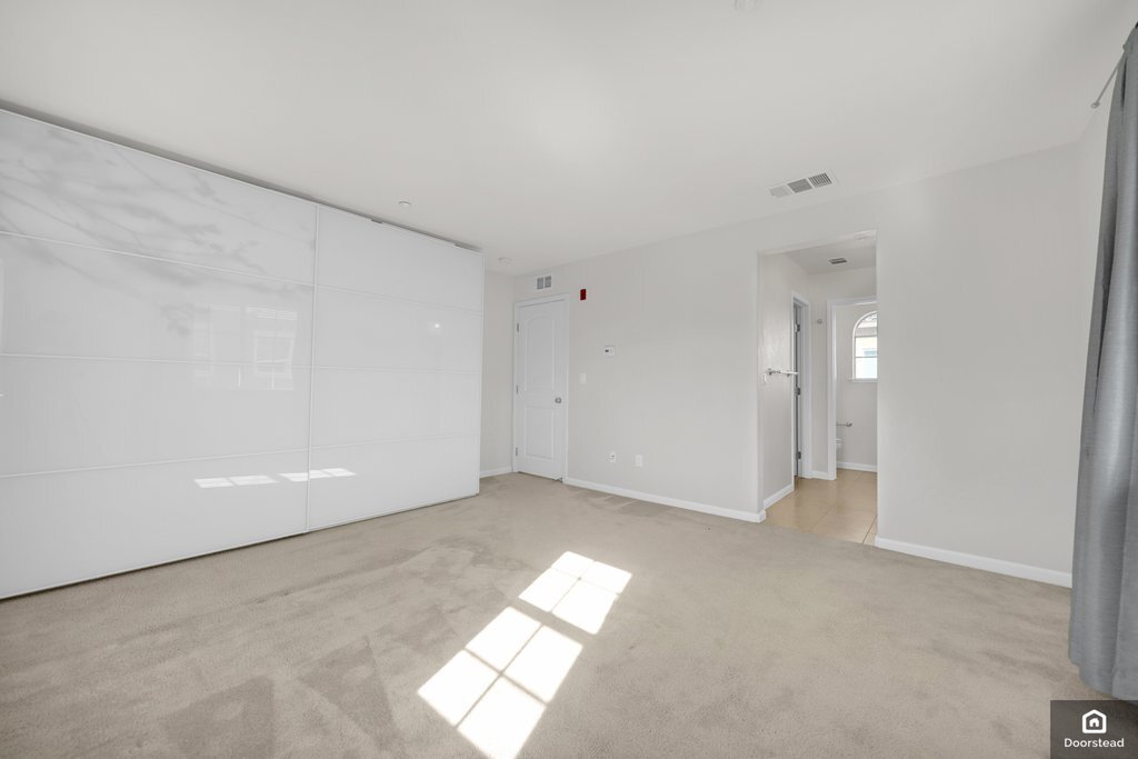 Building Photo - 584 De Guigne Dr
