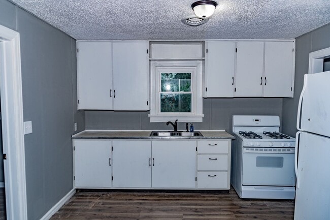 Building Photo - Updated 3 bed/1.5 bath home!