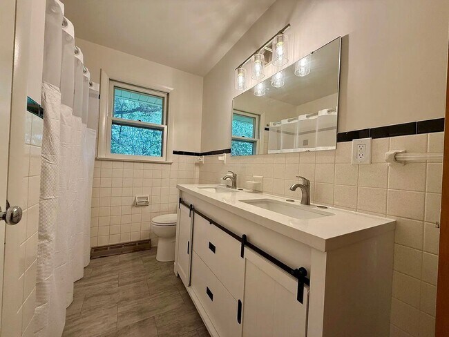 Building Photo - 329 Fairview Dr
