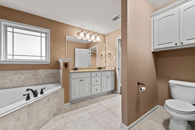 Building Photo - 2009 Ingleside Dr