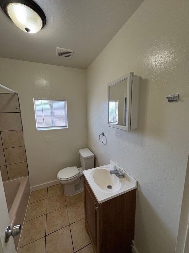 Building Photo - Cozy Hanford Home Available Now!