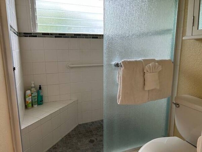 Building Photo - Furnished 3Bed, 2Bath Upstairs of House with Lanai