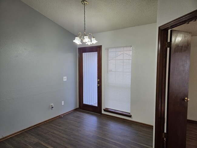 Building Photo - 2122 Meench Dr