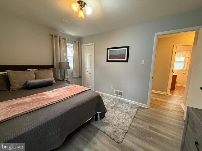 Building Photo - 2208 Vermont Ave