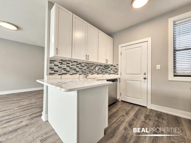 Building Photo - 1 bedroom in CHICAGO IL 60613