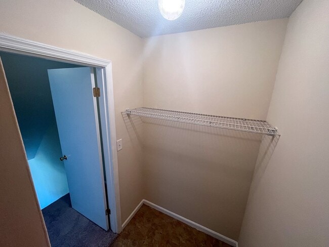 Building Photo - Adorable 2 bedroom, 2 1/2 bathroom townhom...