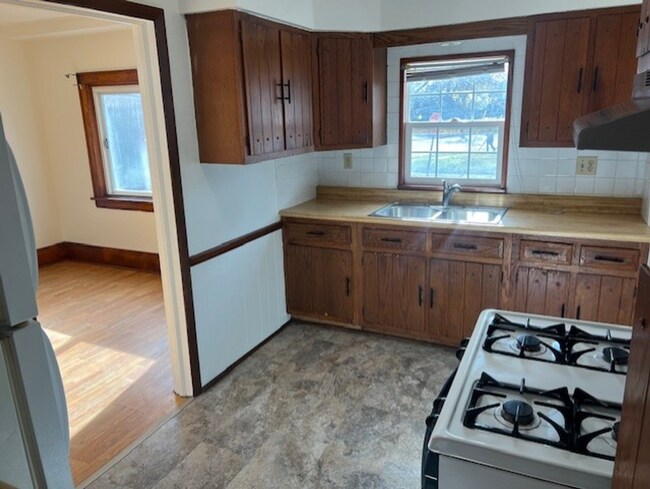 Building Photo - Cozy 2-Bedroom Bungalow on East Ave – Garage & Enclosed Porch