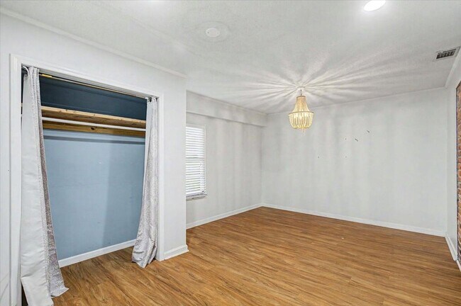 Building Photo - 4 bedroom house in Hesse school district