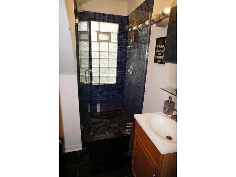 bathroom - 3005 Tyler St NE