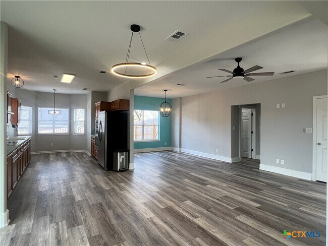 Building Photo - 5899 Denmans Loop