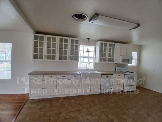 Building Photo - 5002 Bevly Dr