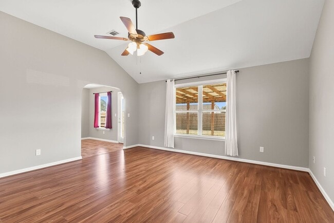 Building Photo - Cozy 3 Bed 2 Bath Home Available Now thru July 2026!