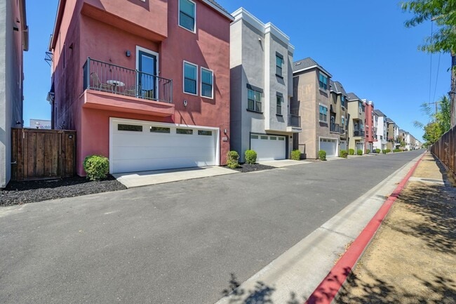 Building Photo - 3 bedroom | 2.5 bathroom | Crocker Village Brownstone