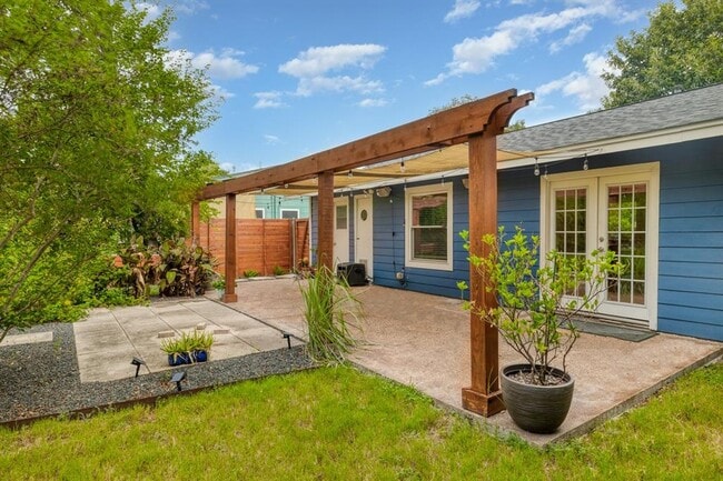 Building Photo - 1511 Fairfield Dr