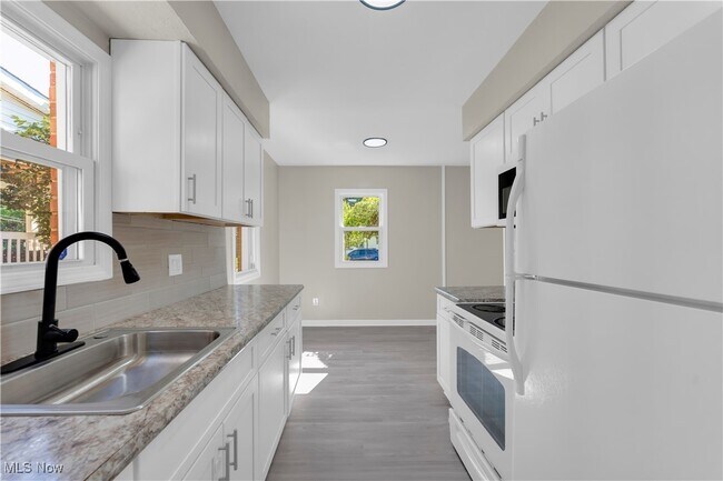 Building Photo - 1152 Elmwood Rd