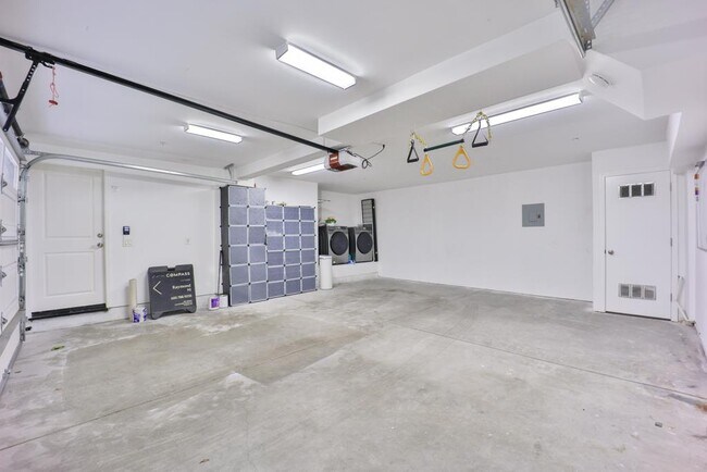 Building Photo - 492 Tyndall St