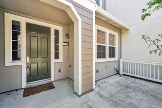 Building Photo - 1,331 sq ft with 2 on-suite bedrooms and o...