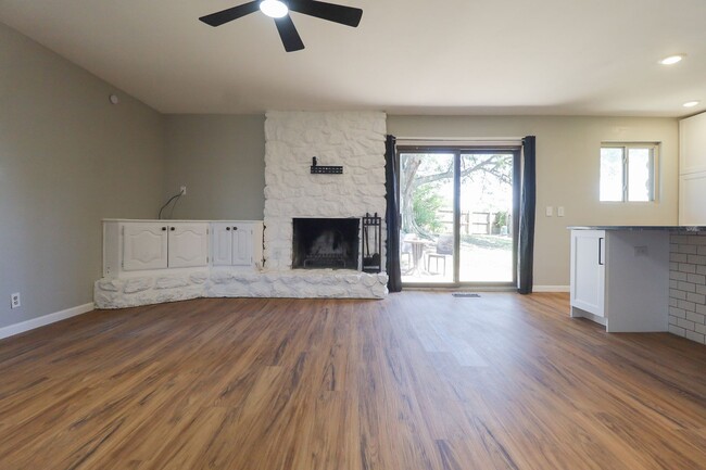Building Photo - 4 Bedroom Home Available For Immediate Mov...