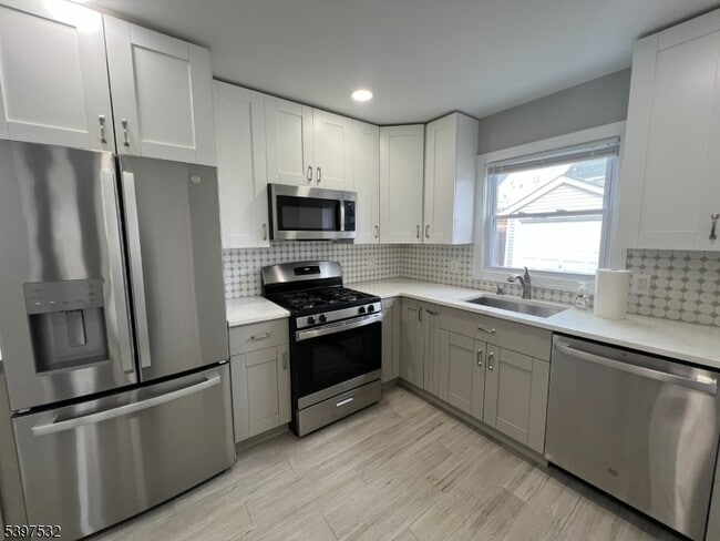 Building Photo - 20 Van Dyke Pl