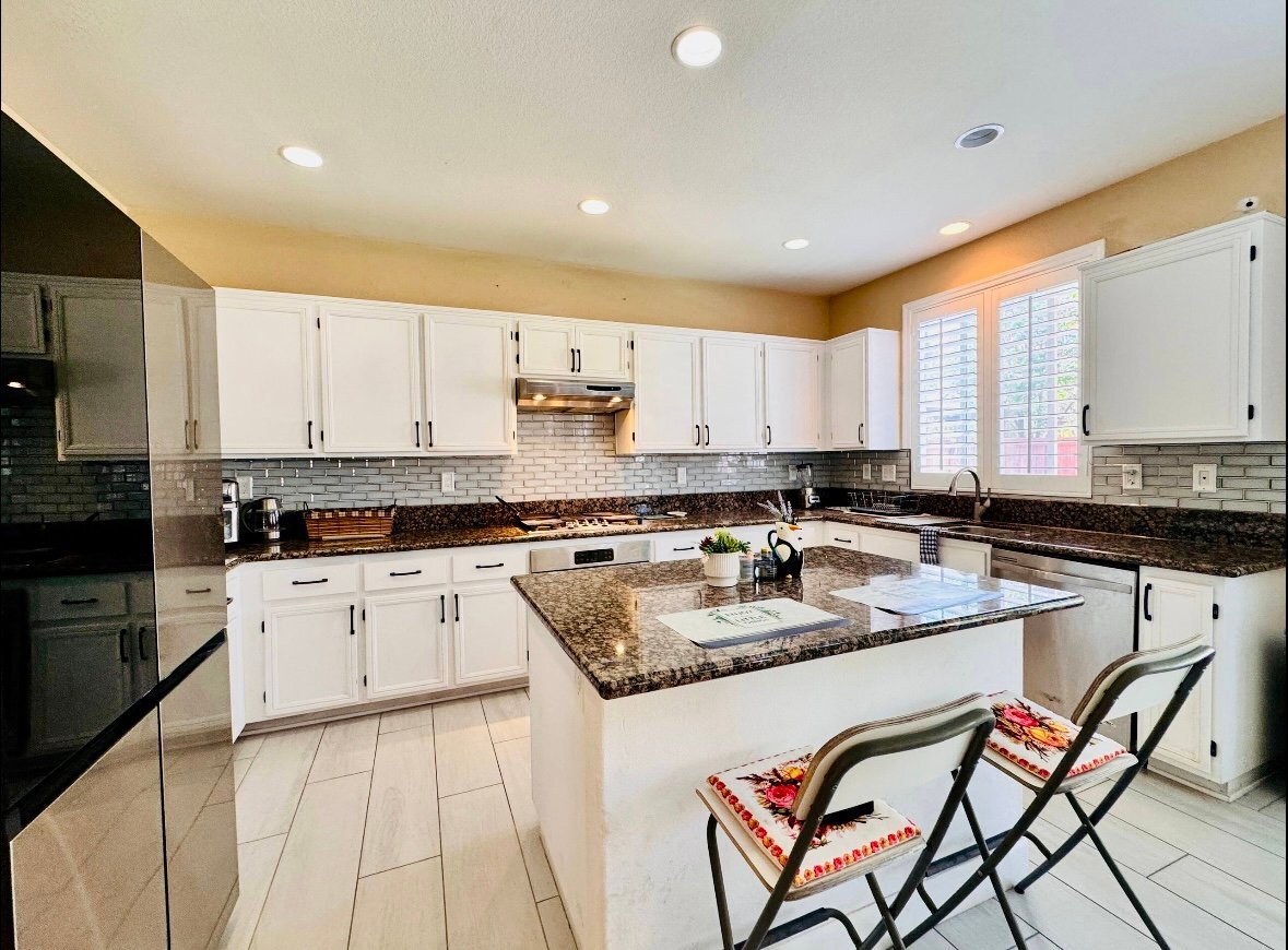 Building Photo - 1 King bed