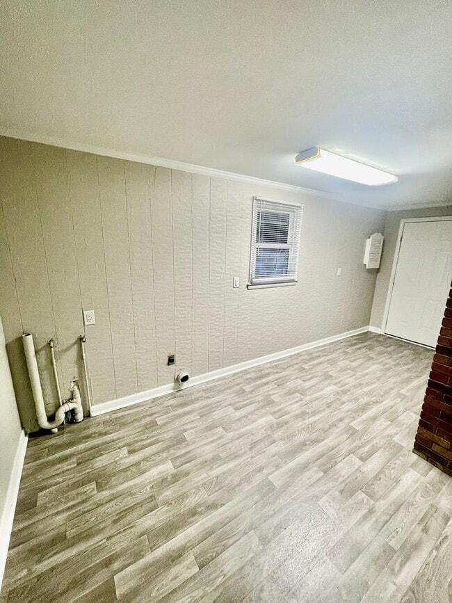 Building Photo - Welcome to this charming 3-bedroom, 1.5-bathroom home located in the desirable Newton, NC.