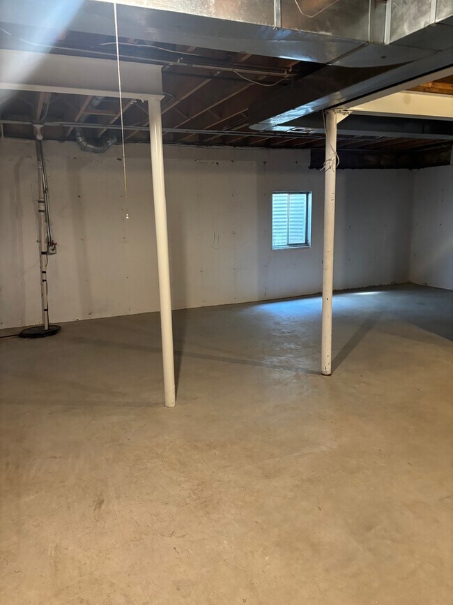 Building Photo - 953 Country Club Rd