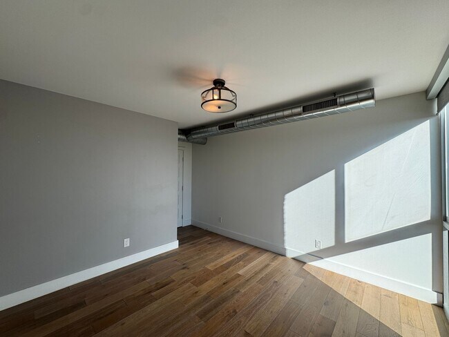 Building Photo - Luxury 2 Bedroom Condo Available at Regency House in Central Phoenix!