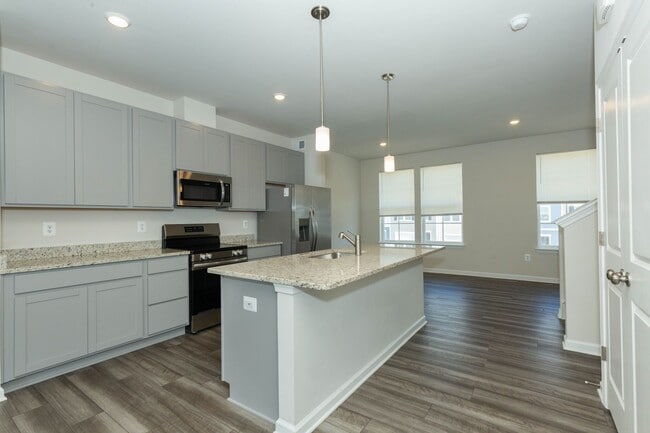 Building Photo - 3 Bed, 2 Full/2 Half Bath, Well Maintained...