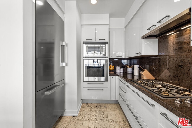 Building Photo - 900 W Olympic Blvd