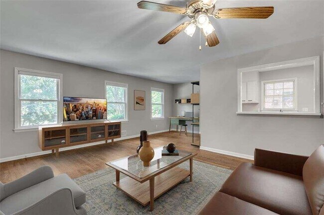 Building Photo - 799 Marstevan Dr NE