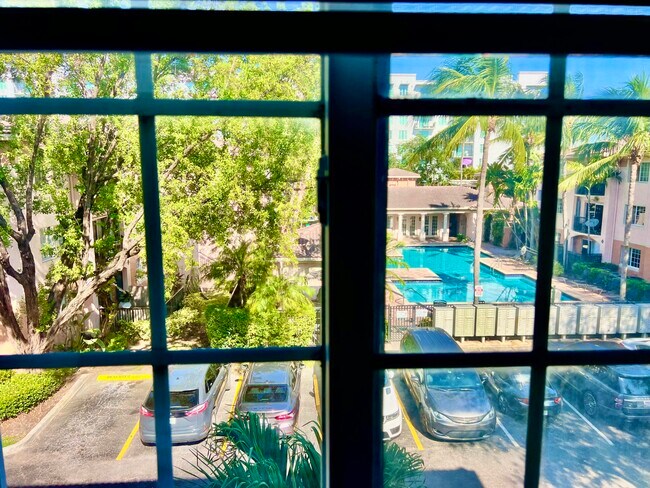 Building Photo - 2033 SE 10th Ave