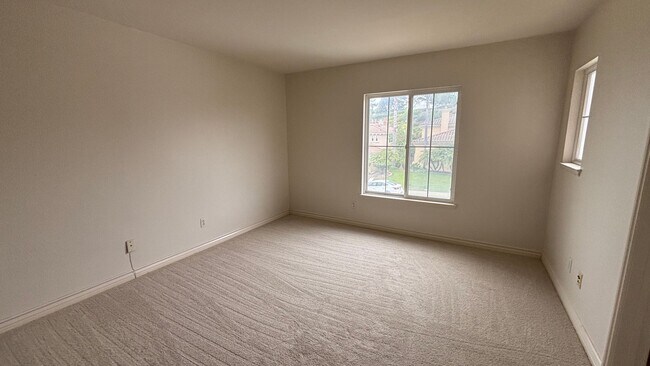 Building Photo - Large lovely home with amazing views!