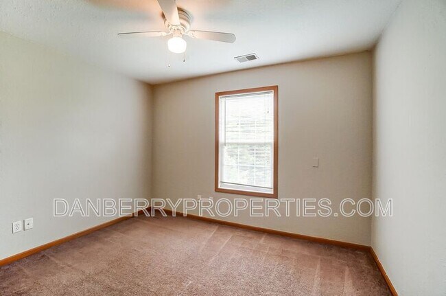 Building Photo - 1105 N Byrne Rd