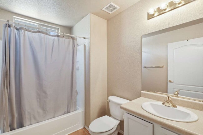 Building Photo - "Charming 3-Bed, 2-Bath Oasis in Tucson – Spacious 1717 Sq Ft Gem!"