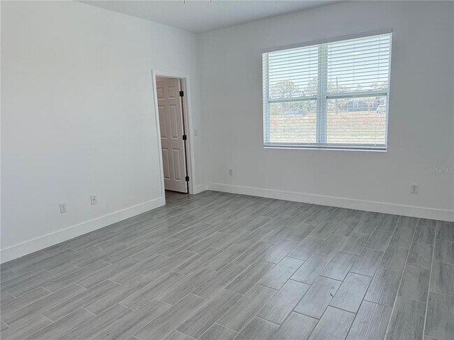 Building Photo - 488 Sunset Rd N