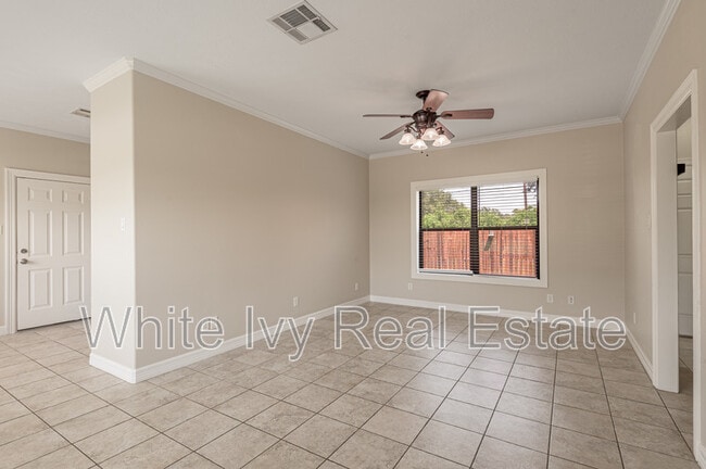 Building Photo - 2121 Normal Park Dr