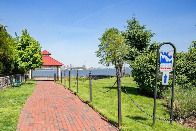 Building Photo - 205 Shearwater Ct W