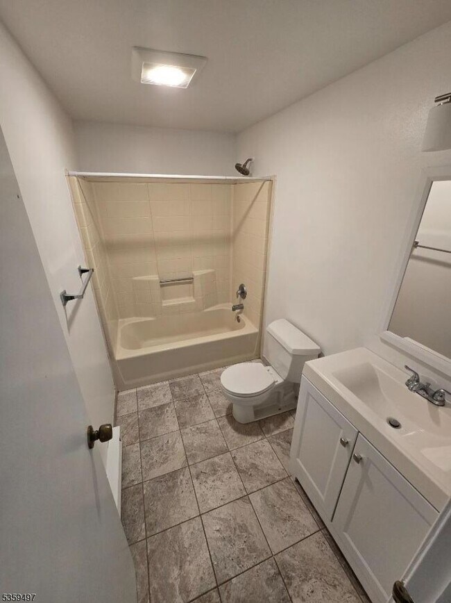 Building Photo - 125 Hemlock Hill