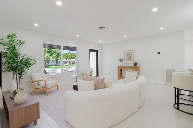 Building Photo - 4330 NE 13th Ave