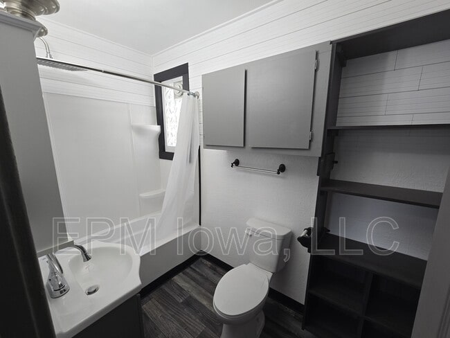 Building Photo - 709 Kern St