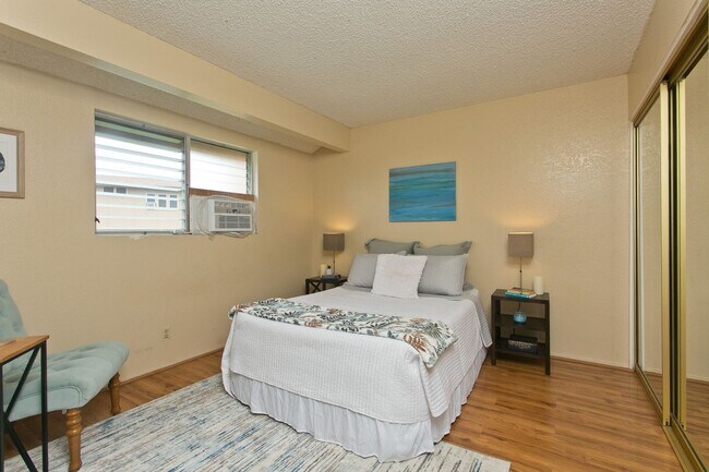 Building Photo - Beautiful 3 bedroom 1 1/2 bath townhome in Pearl City w/2 parking side by side