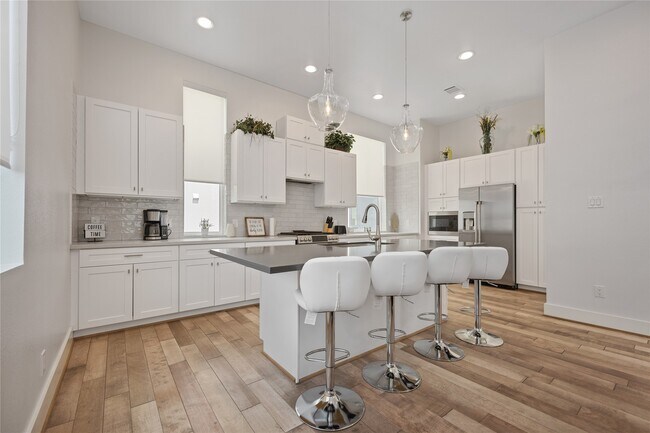 Building Photo - 5914 Val Verde St