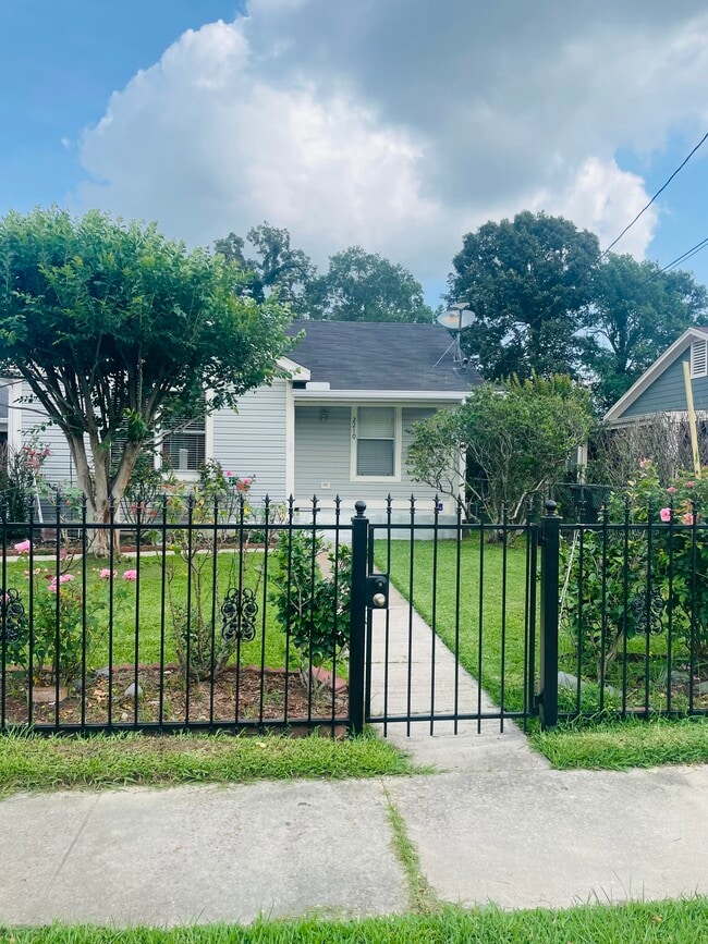 Primary Photo - 2210 Earl St