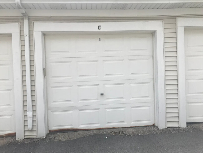 Building Photo - 149 N Waters Edge Dr