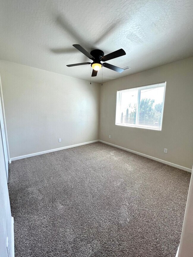 Building Photo - 3348 N Yavapai Rd E