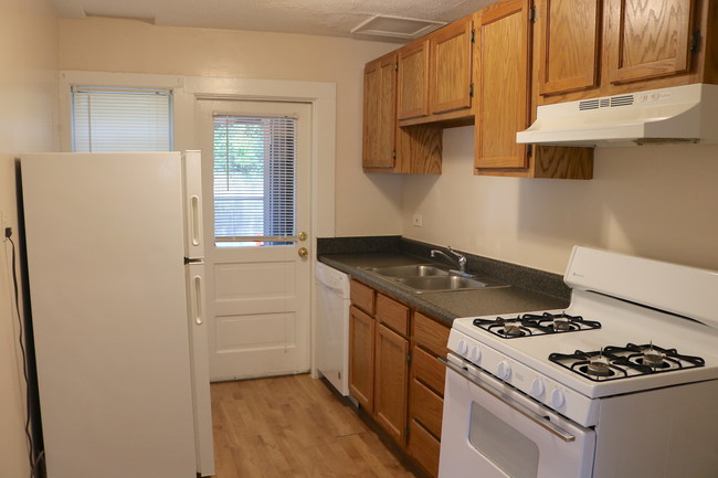 Kitchen - Homewood Townhouse Apartments