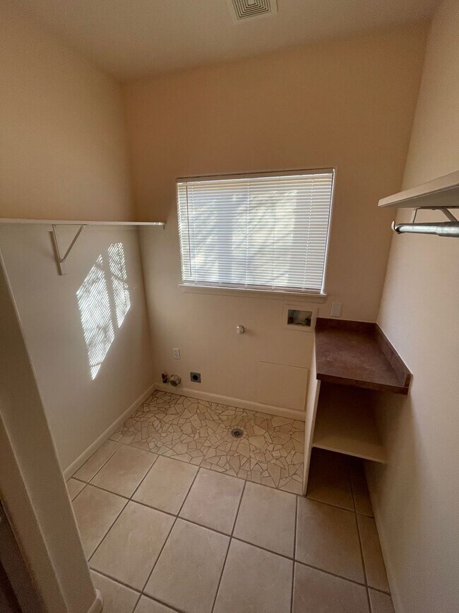 Building Photo - Beautiful 3 Bedroom/2.5 Bath w/ Office off...