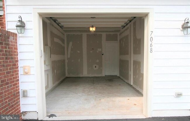 Building Photo - 7068 Little Thames Drive